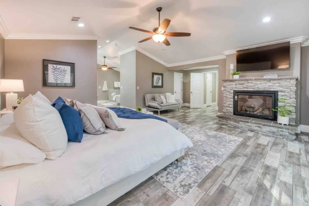 Modern 4-bedroom Villa w/ Pool/Spa & Private Park - Reedley - Bedroom