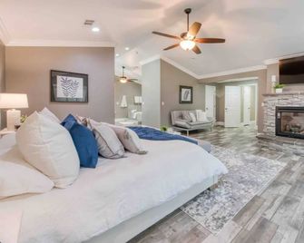 Modern 4-bedroom Villa w/ Pool/Spa & Private Park - Reedley - Bedroom