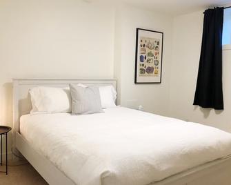 Beautiful Basement Suite -Near Hospital + Downtown - Lethbridge - Bedroom