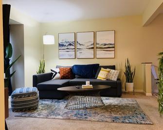 Large 6BR Stadium Getaway, Walk to the Big House! - Ann Arbor - Living room