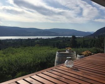 Spacious private guest suite with spectacular views 5 min to beach - 薩默蘭(加拿大) - 陽台