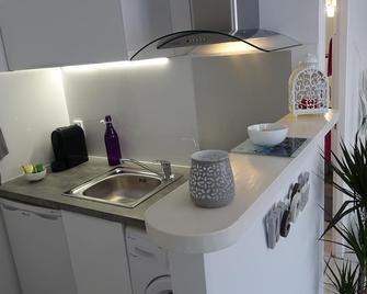 Cosy and quiet new studio with TERRACE between Bordeaux and the ocean - Saint-Médard-en-Jalles - Cuisine