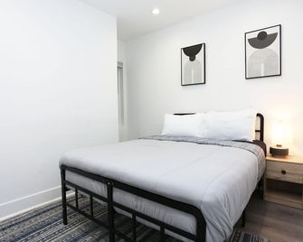 Centrally located DC Unit with Garden Views - Washington - Yatak Odası