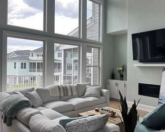Beautiful Family Vacation Home. The Peninsula - Exclusive 5 Star Gated Community - Millsboro - Living room