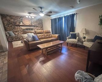 Blue Jay Cottage - Enid - Living room