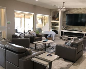 Luxury 4 bed, 4 bath with Pool & Spa Summer Special - Goodyear - Salónek