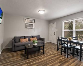 Texan Comfort 1Mile to AT&T Stadium - Maple Street - Arlington - Living room