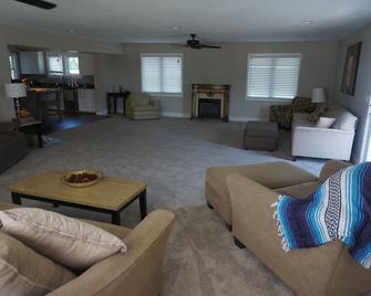 Huge 10 Bedroom Home On 3 Acres - Urbandale - Living room