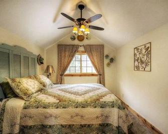 Little piece of paradise, Mickelson Trail Lodge. - Hill City - Bedroom