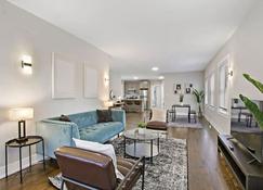 Charming & Spacious 2BR Apartment in Chicago - Hartrey 3S - Evanston - Living room
