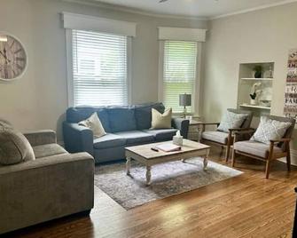 Cozy W Front Porch DT Libertyville near Naval Base - Libertyville - Living room