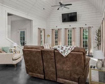 Bluffs of Blackwater, a Private Upscale Nature Retreat - Jasper - Living room