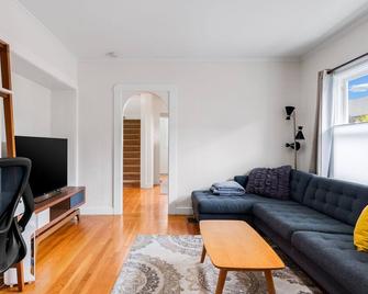 Quiet, Comfortable, Clean. Turnkey & Easy Access to SF, Berkeley, Oakland - Oakland - Sala de estar