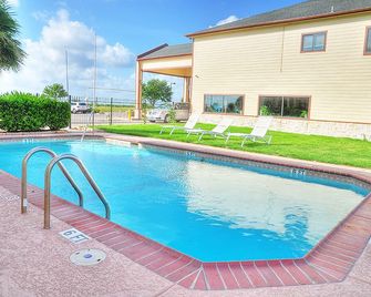 Quality Inn & Suites - Victoria - Piscina