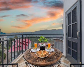 The Chalet Homeststay - Kasauli - Balkon