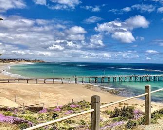 Breezy B on the Esplanade with Direct Beach Access - 포트노아룽가 - 해변