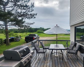 4 bedroom house on the madriver/tubing/‍️/30 + acres/lots to do - Glencairn - Balcón