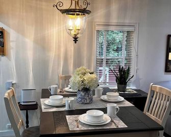 Peaceful Riverside Park Cottage in the town of Bancroft free parking /fireplace - Bancroft - Eetruimte