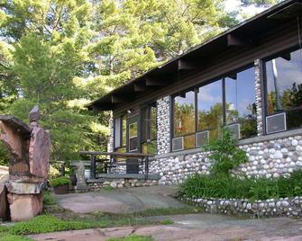 Lodge with Breathtaking View of Georgian Bay and Lacloche Mnts - Killarney - Patio