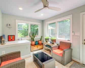 Silver Spring Rental 8 Mi to Washington, DC! - Silver Spring - Living room