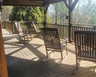 Stunning Mountain Farm Getaway - Columbus - Balcón