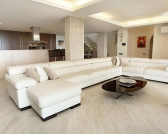 Seafront 5 Bedroom Villa Paradise in Sea Caves - Peyia - Pokój dzienny