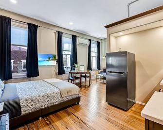 Luxe Studio #3 on Main Street- Amazing Steam Shower! Washer/Dryer, Kitchen - Beacon - Bedroom