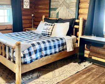 Cozy Perrysburg Cabins - Modern 2 Bedroom with Large Loft & Sleep#Bed! - Perrysburg - Bedroom