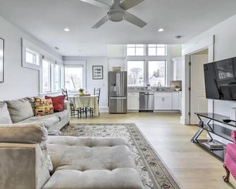 Coastal Waterford Getaway, Steps to the Water! - Waterford - Living room