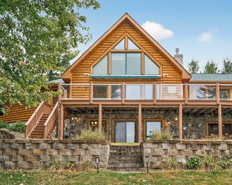 Breathtaking Lakeside Log Cabin with Spacious Patio/Deck feat. Gorgeous Views - Rush City - Edificio