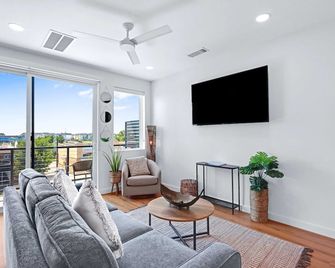 Modern Hill Country Condo for 4 w/ Resort Perks! - New Braunfels - Living room