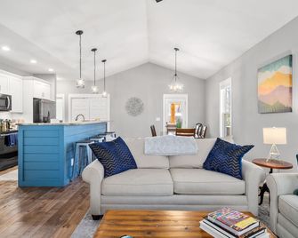 Family-Friendly Bungalow, fenced yard, EV, Bocce - Black Mountain - Living room