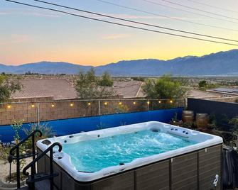 Hot Tub Haven - Desert Hot Springs - Pool