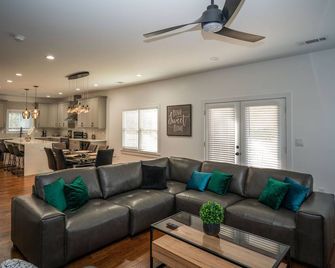 Luxurious Fully-Furnished 4-Bedroom House - Chamblee - Living room