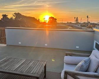 beach tract 2 blocks to beach with roof top deck! - Morro Bay - Balkon