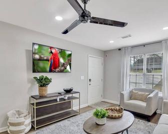 Ath - Spring Road 1734 · Austell - 2br- Ranch - Pet Friendly (1734) - Austell - Living room