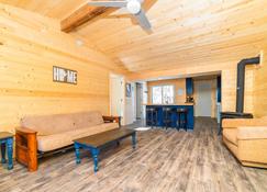Sandy Hooked ? 2Bed1Bath Remodelled Pine Cottage - Gimli - Living room