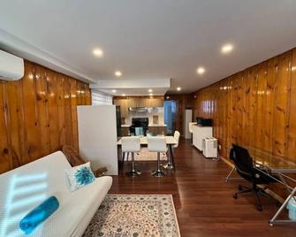 Cozy Spacious Work Friendly Lotus with Garden View High speed free Wi Fi and Parking Adjacent to Downtown Montreal - Montreal - Living room