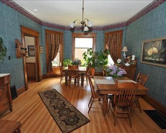 The Tritsch House -Beautifully Restored Queen Anne Alma Wi - Central Air - Alma - Dining room