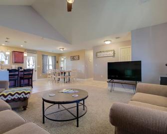 The Matterhorn Cozy Quiet 4 Bedroom Family Home - Manhattan - Living room