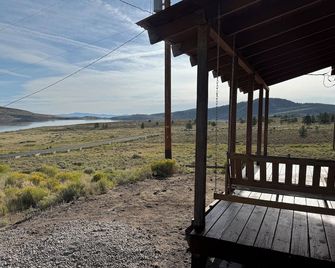 Nice quaint cabin in Panguitch Lake UT with a great view! - Panguitch - Balcony