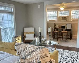 Get comfy and cozy in this cute cottage in Calhoun! - Calhoun - Living room