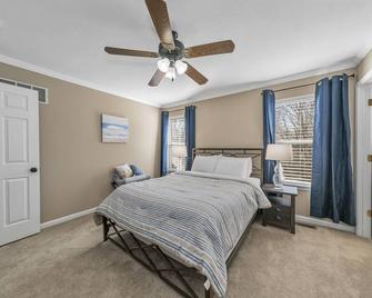 O'Fallon Edge Oasis- 4bd/3bt, Wooded Backyard, Office, Great Family Getaway - O'Fallon - Bedroom