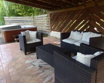 Chambres d'hotes du Domaine Capiet - Romagne - Patio