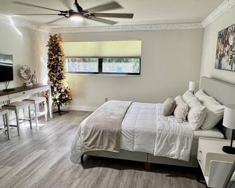 La Bougainvillea: Countryside, beach & shopping - Palm City - Habitación