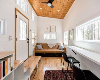Pine Creek Tiny House - Amherst - Oturma odası