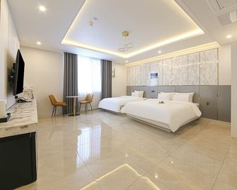 Gangjin The One Business Hotel - Gangjin - Camera da letto