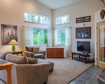 Denali Primrose Bed & Breakfast - Healy - Living room