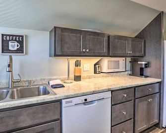 Old Orchard Beach Apartment - Quick Walk to Beach! - Old Orchard Beach - Kitchen