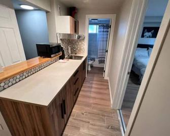 Cozy 1 Bedroom Rental with Den free parking Close to University - Edmonton - Kitchen